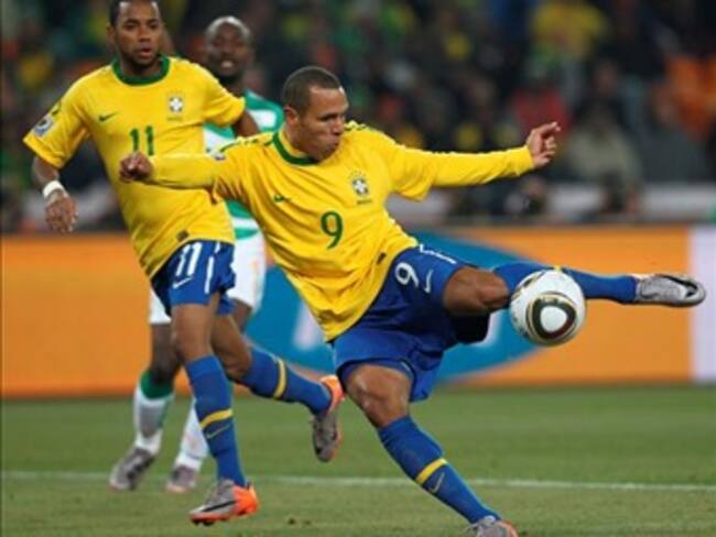 Brasil a octavos, Italia al borde del abismo en Sudáfrica 2010