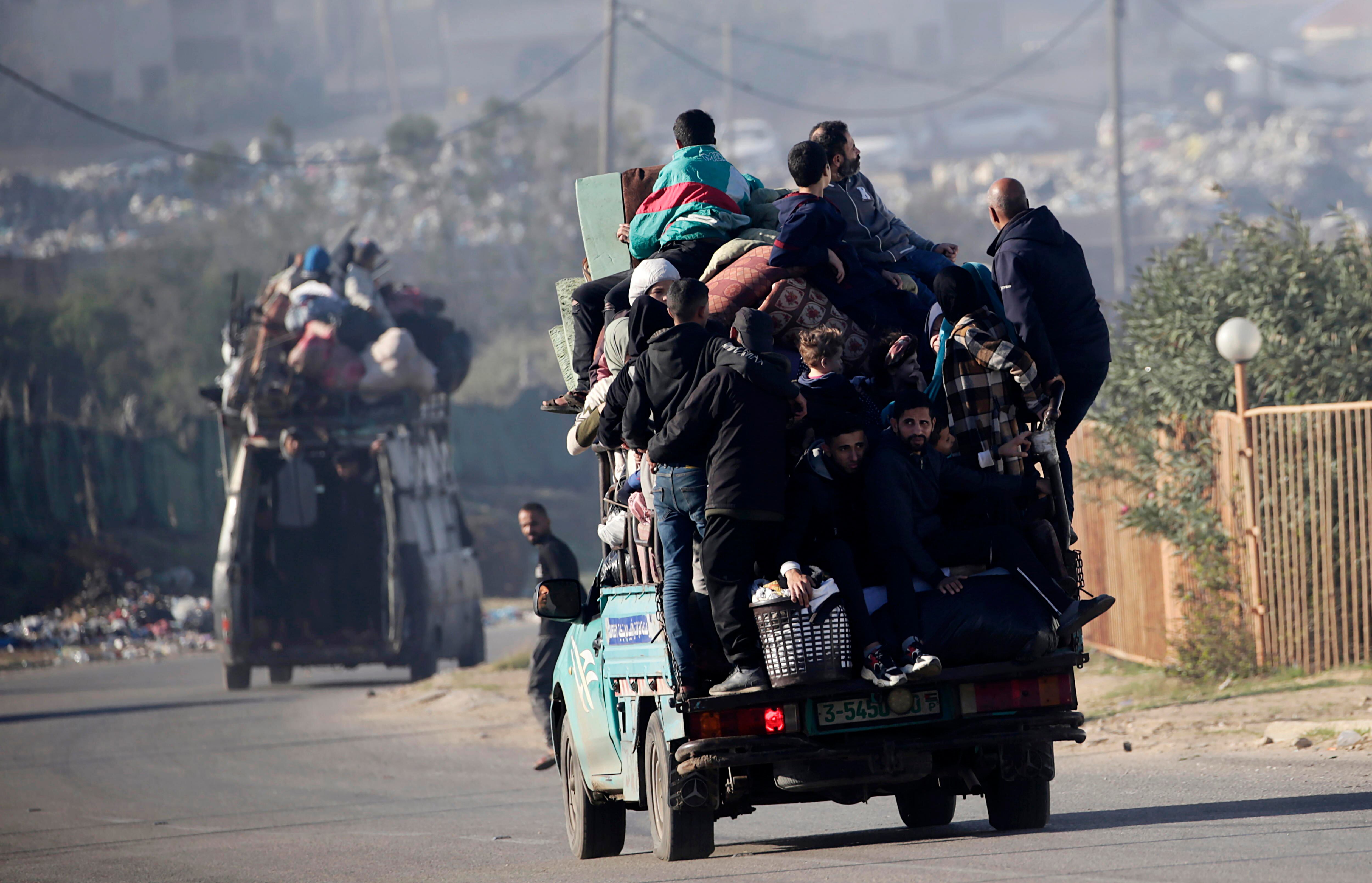 -FOTODELDIA- Sur de la Franja de Gaza (---), 26/12/2023.- Los residentes de los campos de refugiados de Al Nusairat y Al Bureij comienzan a evacuar tras una advertencia israelí sobre el aumento de las operaciones militares en los campos de la franja de Gaza, 26 de diciembre de 2023 (emitida el 27 diciembre de 2023). Desde el 7 de octubre, hasta 1,9 millones de personas, o más del 85 por ciento de la población, han sido desplazadas en toda la Franja de Gaza, algunas más de una vez, según la Agencia de Obras Públicas y Socorro de las Naciones Unidas para los Refugiados de Palestina en el Cercano Oriente (OOPS). ), que añadió que la mayoría de los civiles en Gaza tienen una "necesidad desesperada de asistencia y protección humanitaria". EFE/MOHAMMED SABER