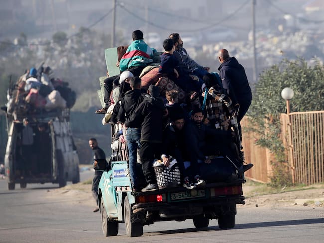 -FOTODELDIA- Sur de la Franja de Gaza (---), 26/12/2023.- Los residentes de los campos de refugiados de Al Nusairat y Al Bureij comienzan a evacuar tras una advertencia israelí sobre el aumento de las operaciones militares en los campos de la franja de Gaza, 26 de diciembre de 2023 (emitida el 27 diciembre de 2023). Desde el 7 de octubre, hasta 1,9 millones de personas, o más del 85 por ciento de la población, han sido desplazadas en toda la Franja de Gaza, algunas más de una vez, según la Agencia de Obras Públicas y Socorro de las Naciones Unidas para los Refugiados de Palestina en el Cercano Oriente (OOPS). ), que añadió que la mayoría de los civiles en Gaza tienen una &quot;necesidad desesperada de asistencia y protección humanitaria&quot;. EFE/MOHAMMED SABER