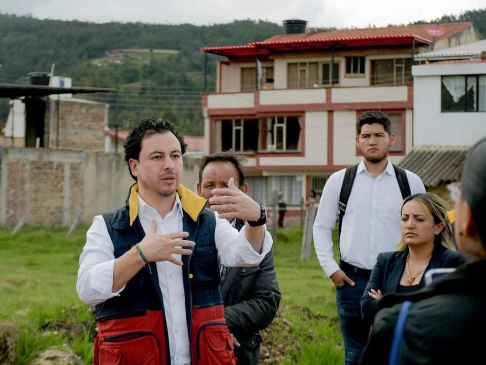 El contralor de Boyacá Juan Pablo Camargo hizo presencia en el barrio El Progreso de Tibasosa investigando le ejecución del contrato de obra / Foto: Suministrada.