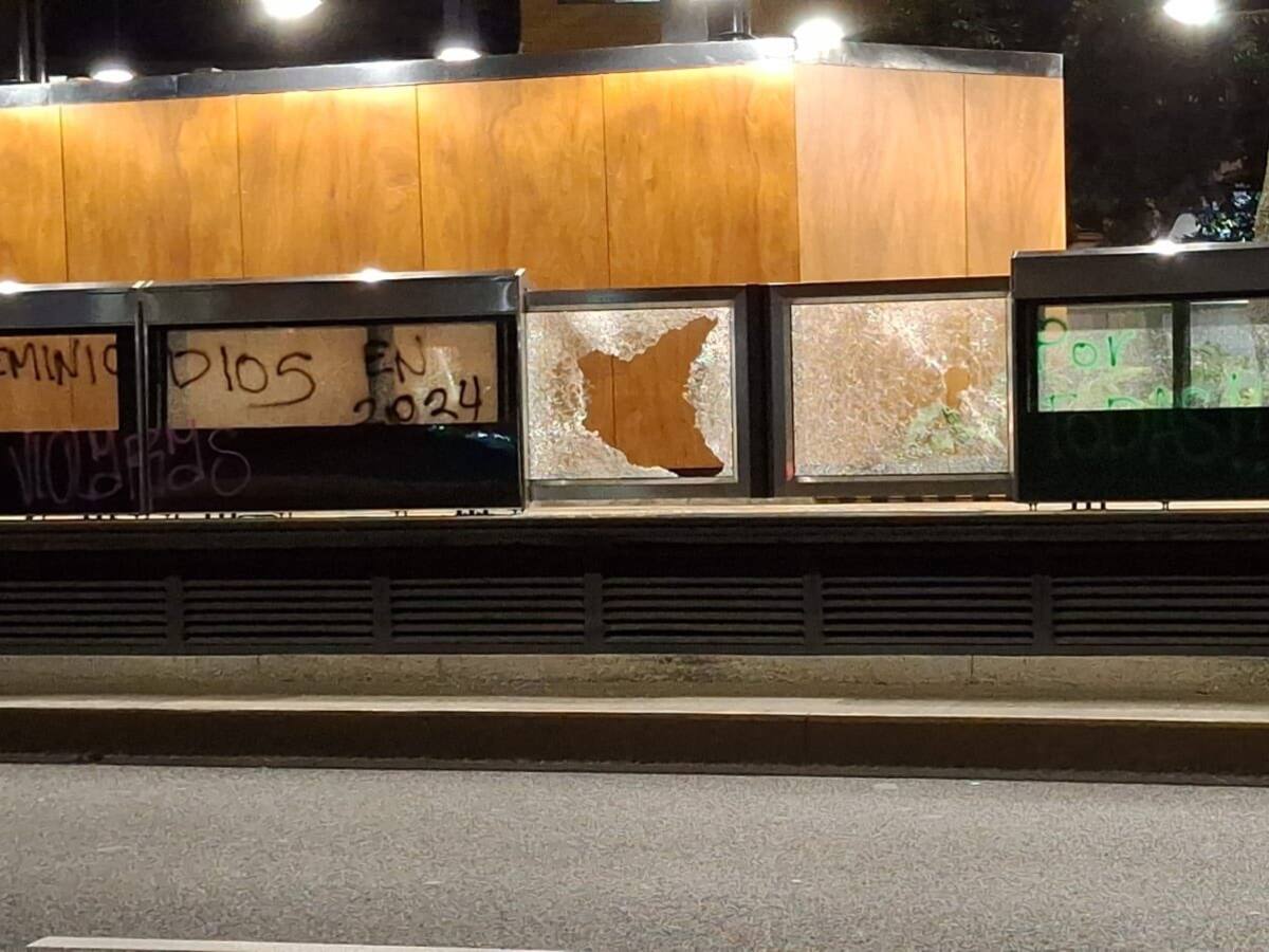 Marcha contra la violencia basada en género en Medellín dejó vandalismo y un capturado
