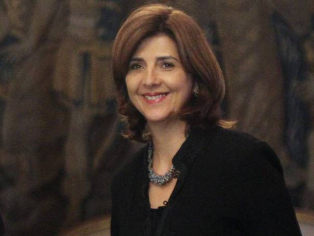 Presidente Correa otorgó medalla ‘Al Mérito’ a canciller colombiana