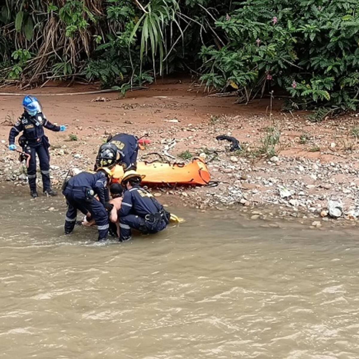 Bomberos La Estrella rescataron un hombre que se fracturó cuando se metió al río Medellín