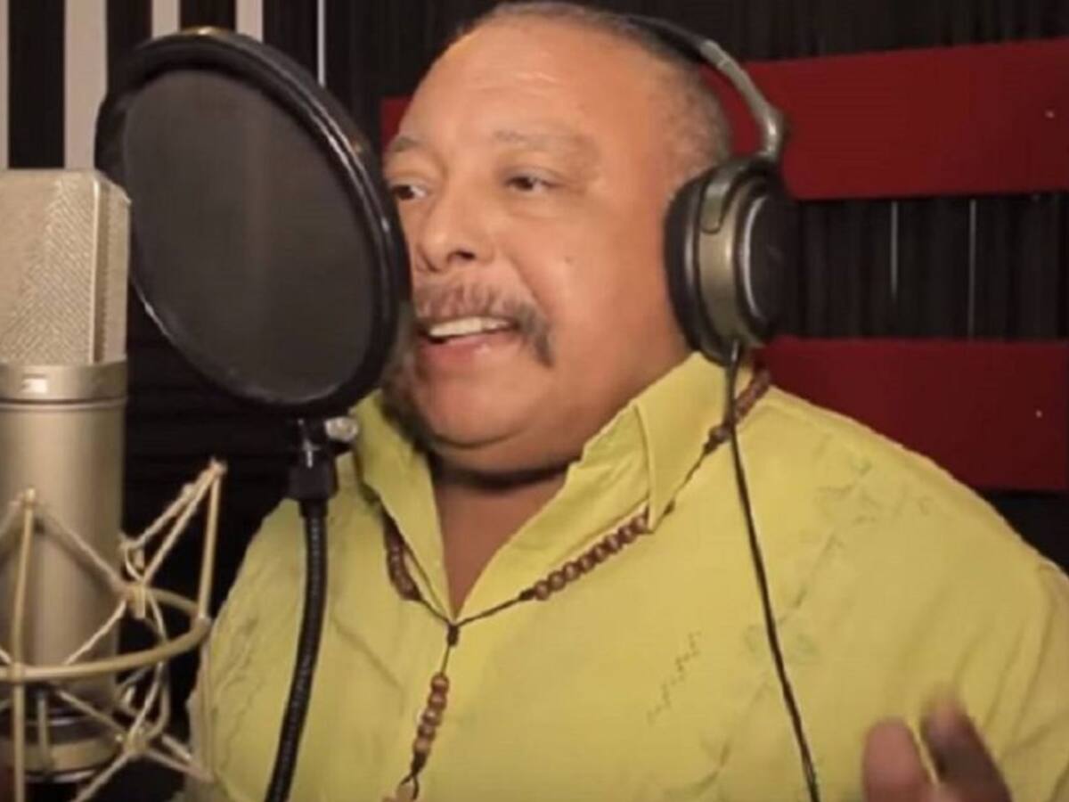 Con serenata en su balcón, Juan Piña homenajeó a las mamás