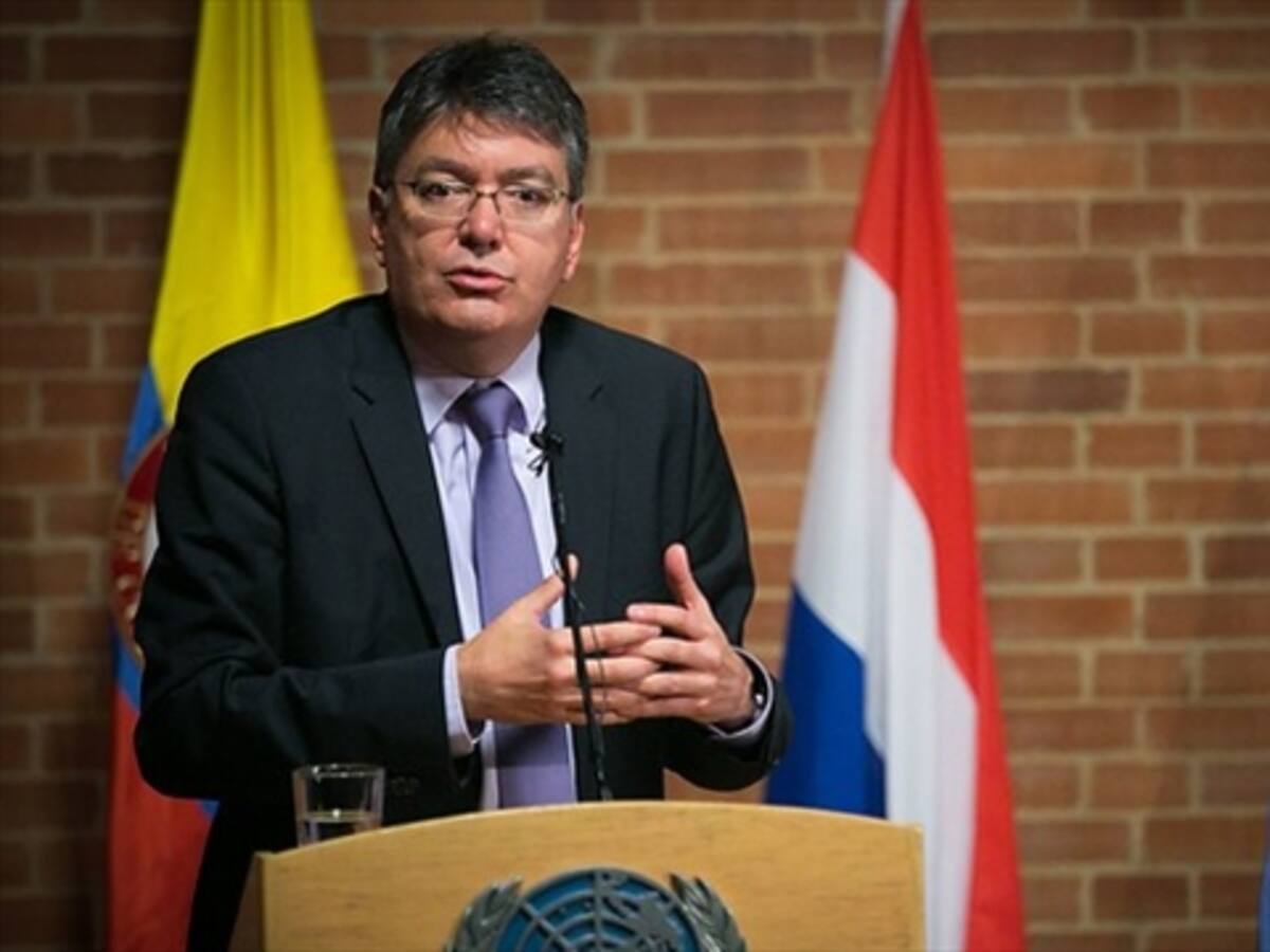 Minhacienda reemplaza en encargo a Néstor Humberto Martínez Neira