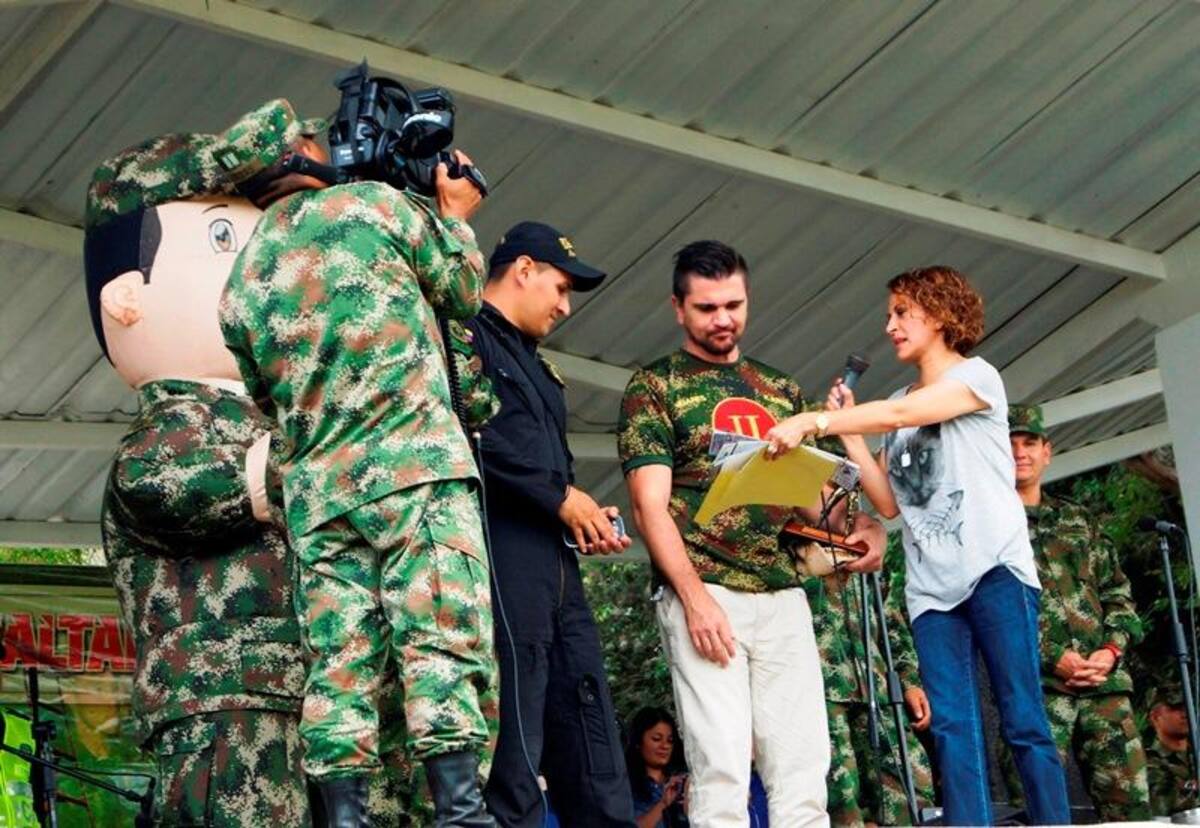 Durante el evento, integrantes de la Policía, el Esmad y el Ejército recibieron con emoción a Juanes, le prepararon una presentación musical con vallenato y otra con un Michael Jackson del batallón "Coronel Francisco José de Caldas".