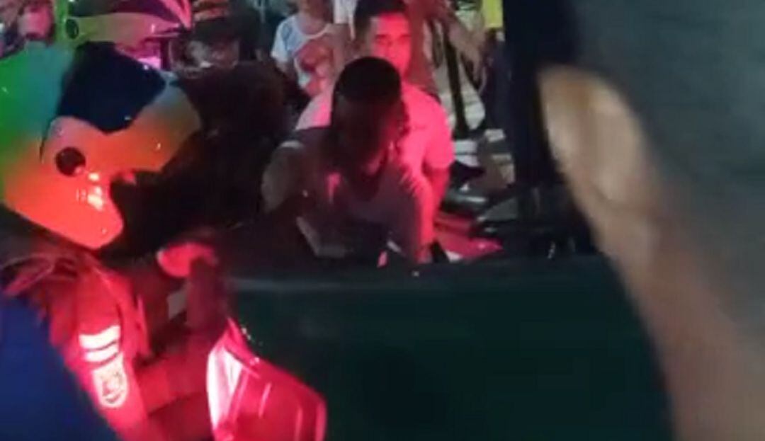 momentos en que intentan auxiliar a los patrulleros