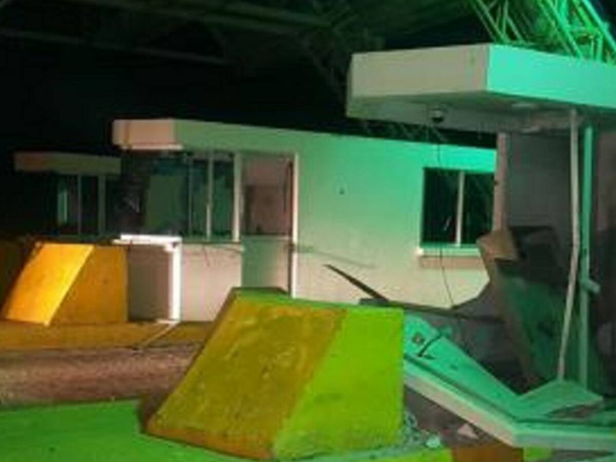 Destruyen con explosivos un peaje en el sur del Magdalena