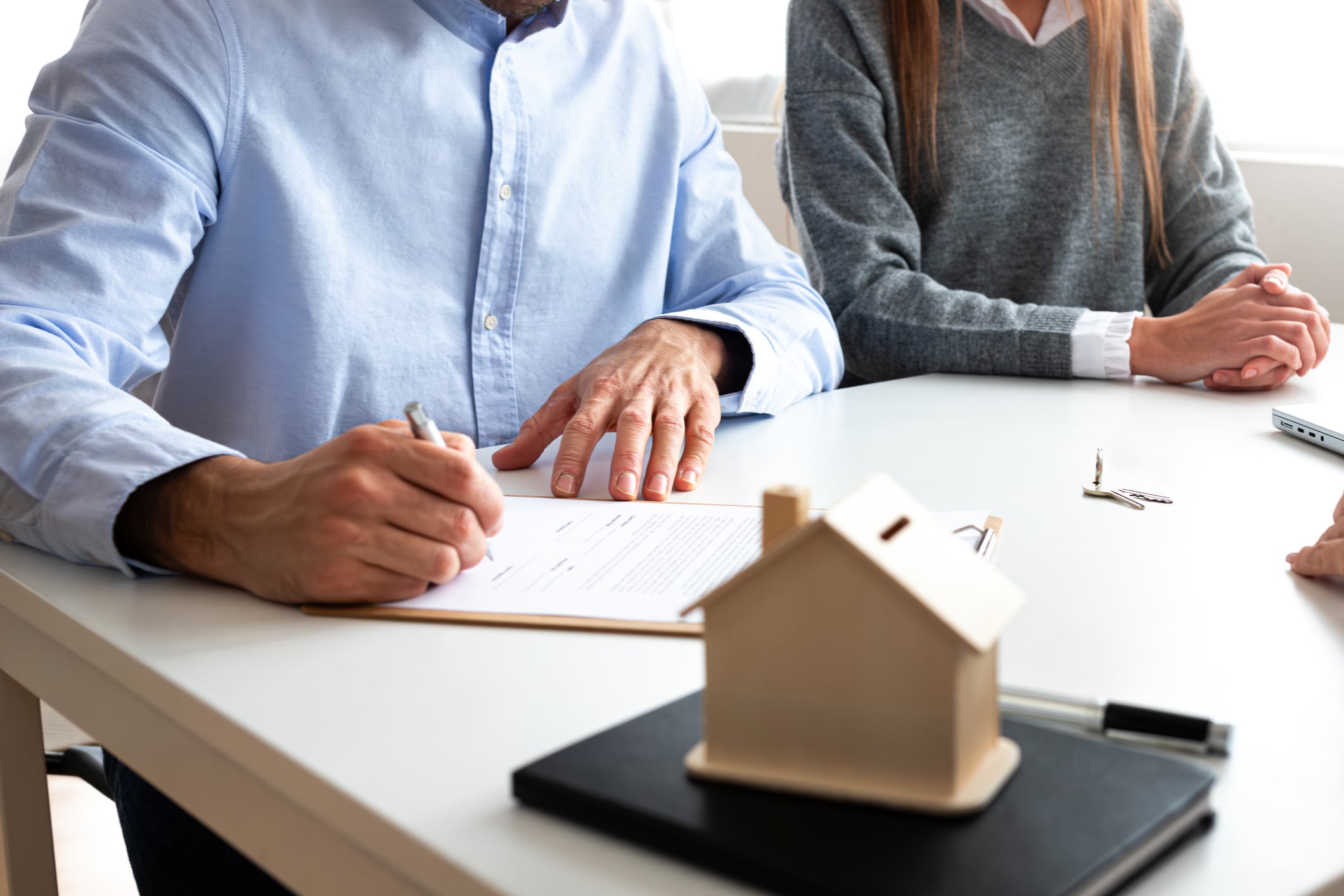 dos personas realizando promesa de compraventa de un inmueble (foto vía Getty Images)