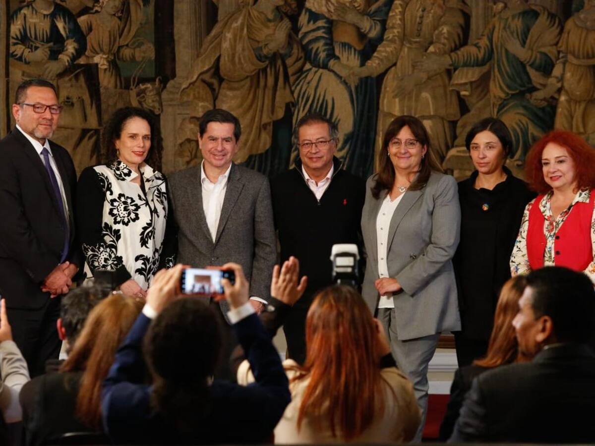 Si no puede, dé un paso al costado, alguien asumirá la pelea: Petro a su gabinete