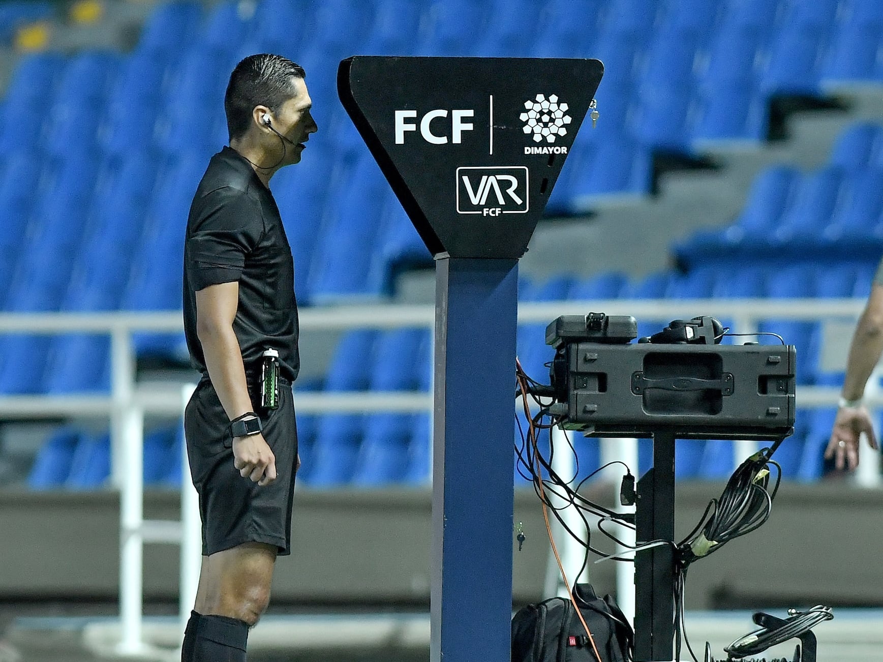 Un árbitro consulta el VAR durante un partido de la Liga colombiana. (Cortesía Dimayor)