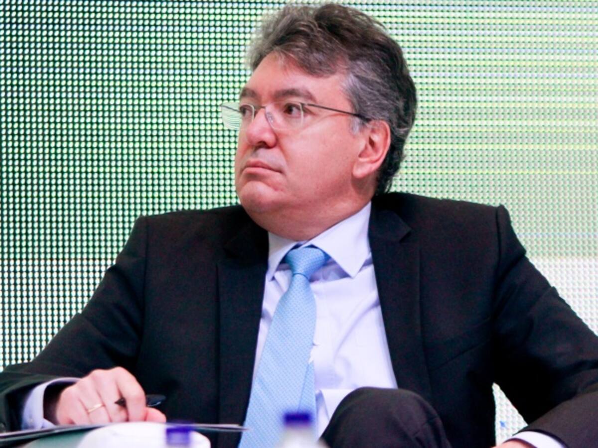 Uribismo radica moción de censura contra el ministro de Hacienda