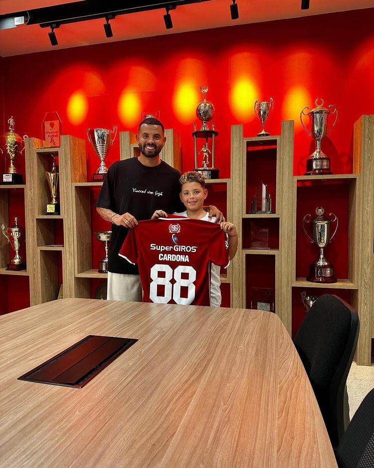Edwin Cardona junto a su hijo, con la camiseta 88 del América / Instagram: caro.ca2708