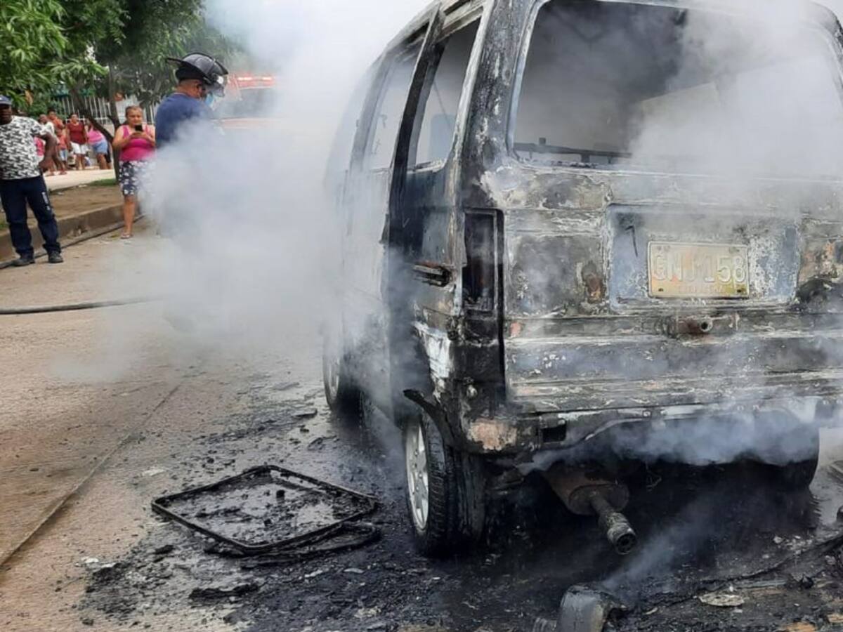 Vehículo incendiado en Bicentenario resultó con pérdida total
