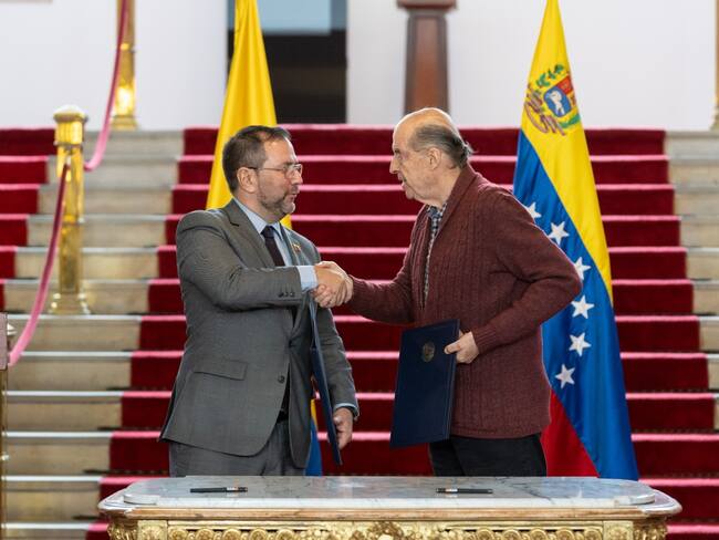 Ministros de Relaciones Exteriores de Colombia, Álvaro Leyva Durán, y Venezuela, Yvan Gil.