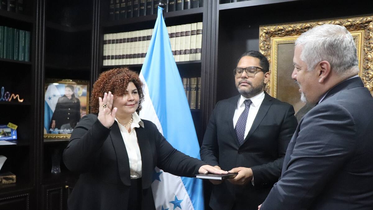 Canciller de Honduras toma juramento a nueva embajadora en Colombia