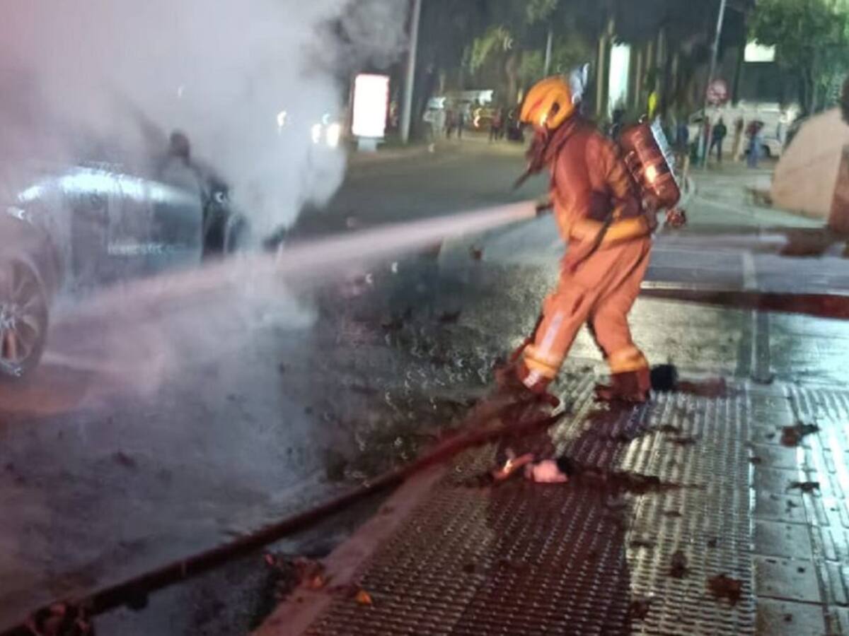 Incendio acabó con carro marca Audi en Bucaramanga