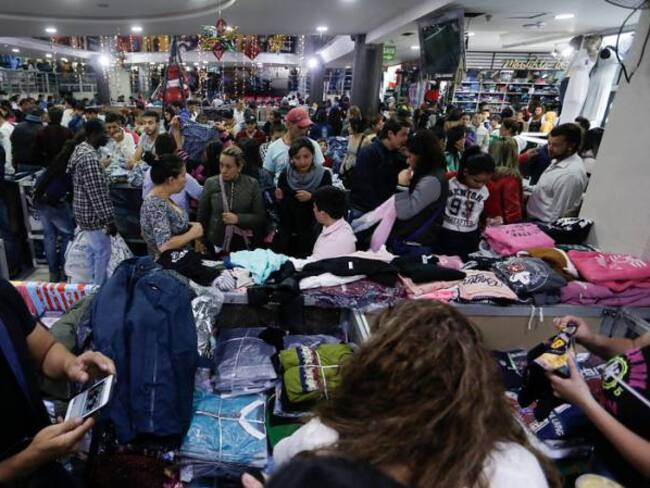 [Fotos] Bogotanos realizan compras navideñas en el Madrugón