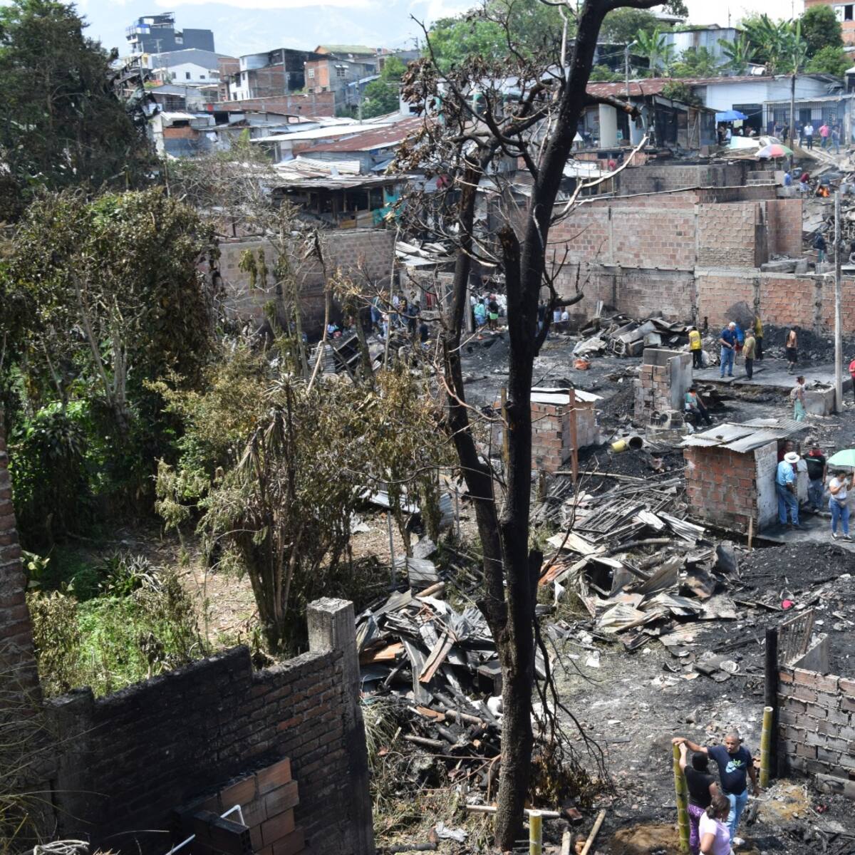 “Se nos quemó todo, salimos con mi familia y los perritos”: damnificada por incendio en Armenia