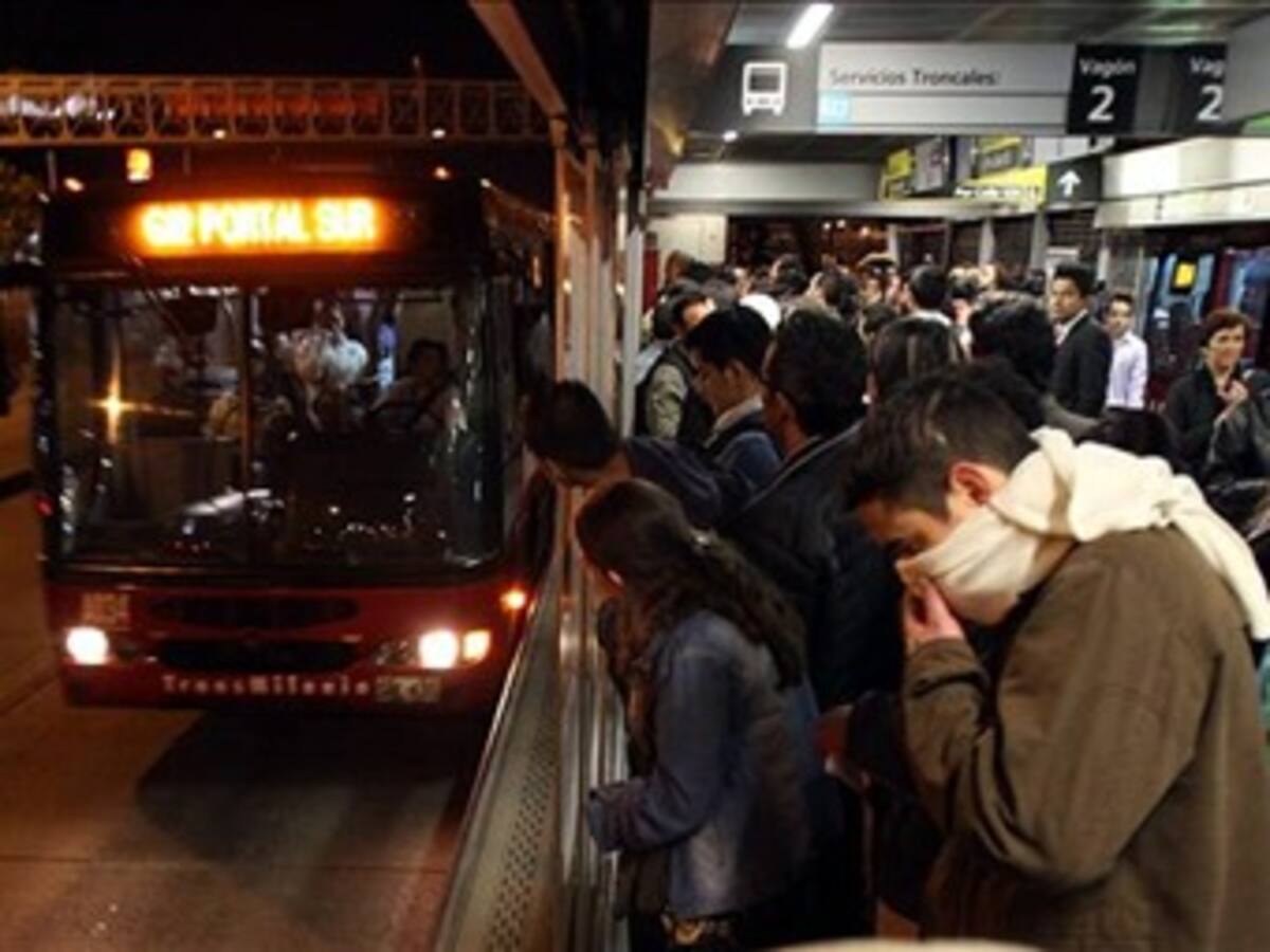 Policía ha decomisado 11 mil armas en estaciones de Transmilenio en 2012