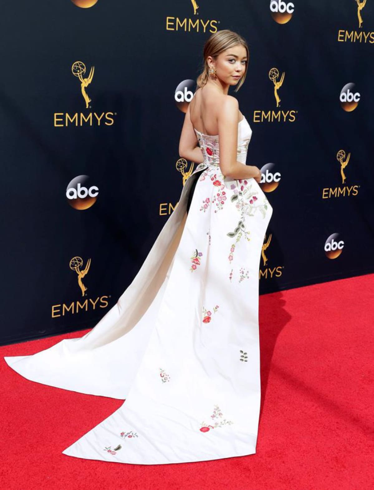 Otras de las estrellas que pasaron por la alfombra roja fueron America Ferrera, Emilia Clarke.