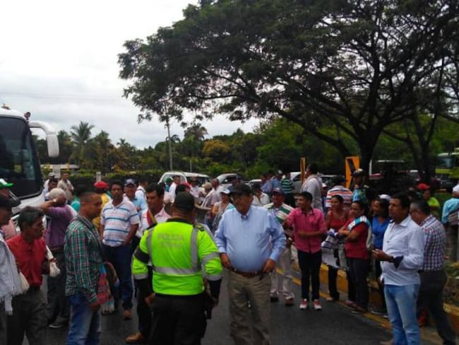 Arroceros bloquean vías en Tolima, Huila y Arauca