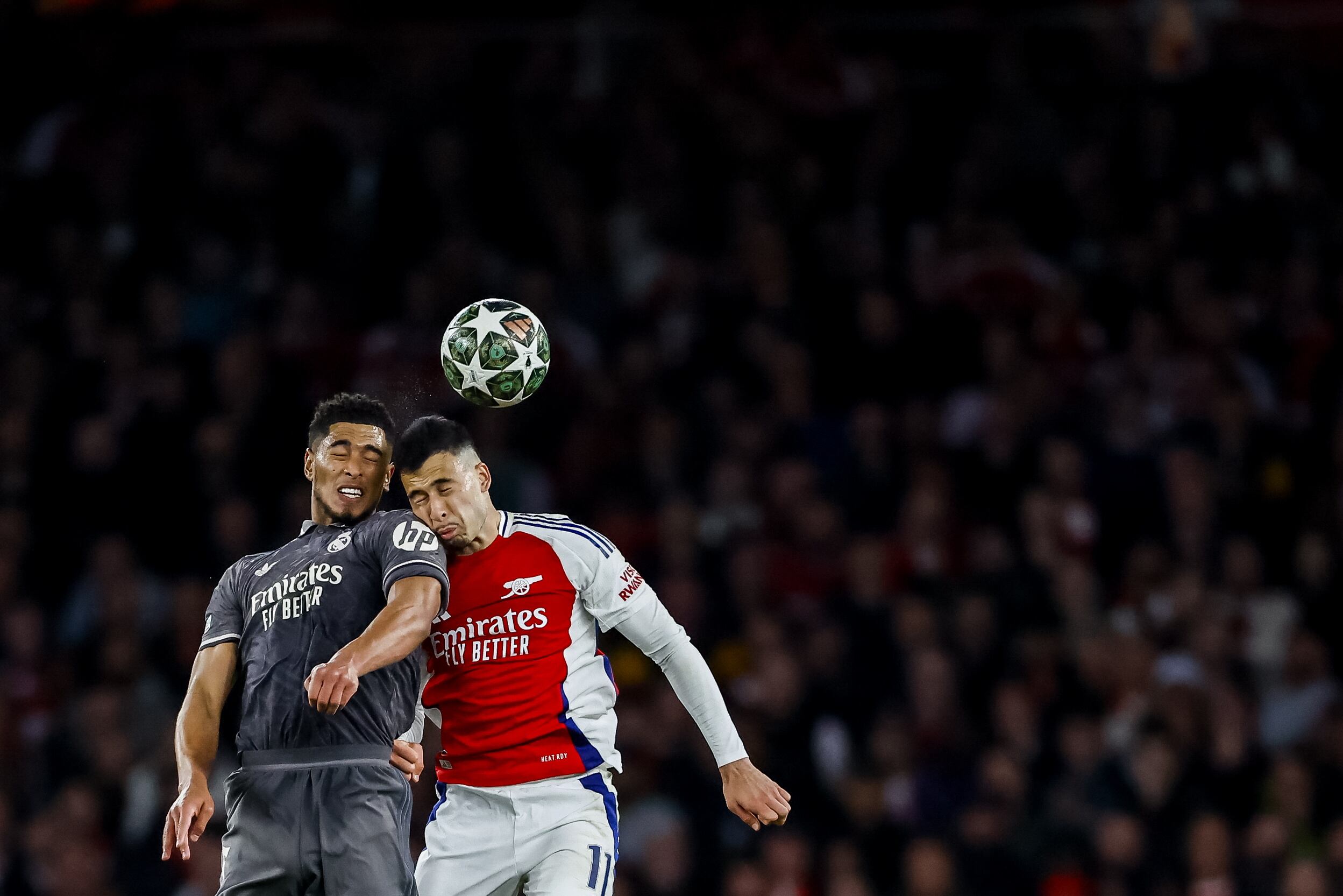 London (United Kingdom), 08/04/2025.- Gabriel Martinelli of Arsenal (R) in action against Jude Bellingham of Real Madrid (L) during the UEFA Champions League quarter-final 1st leg match between Arsenal FC and Real Madrid in London, Britain, 08 April 2025. (Liga de Campeones, Reino Unido, Londres) EFE/EPA/TOLGA AKMEN
