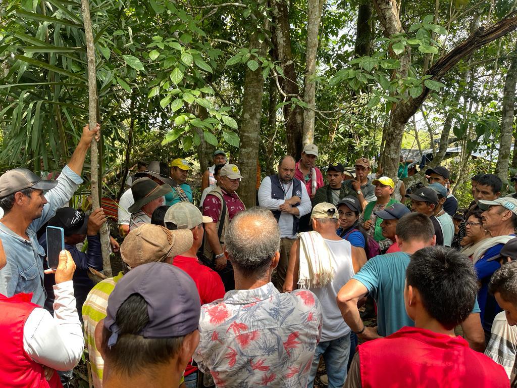 Diálogo entre Defensoría del Pueblo y comunidad de Vista Hermosa. Cortesía: Defensoría del Pueblo.