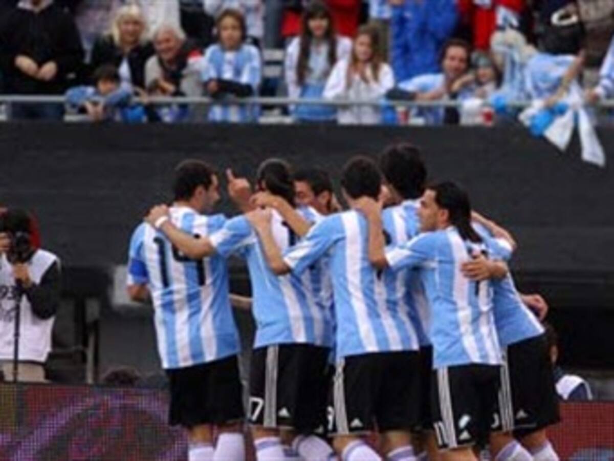 MUNDIAL/ Selección argentina parte a Sudáfrica tras ser despedida por sus hinchas