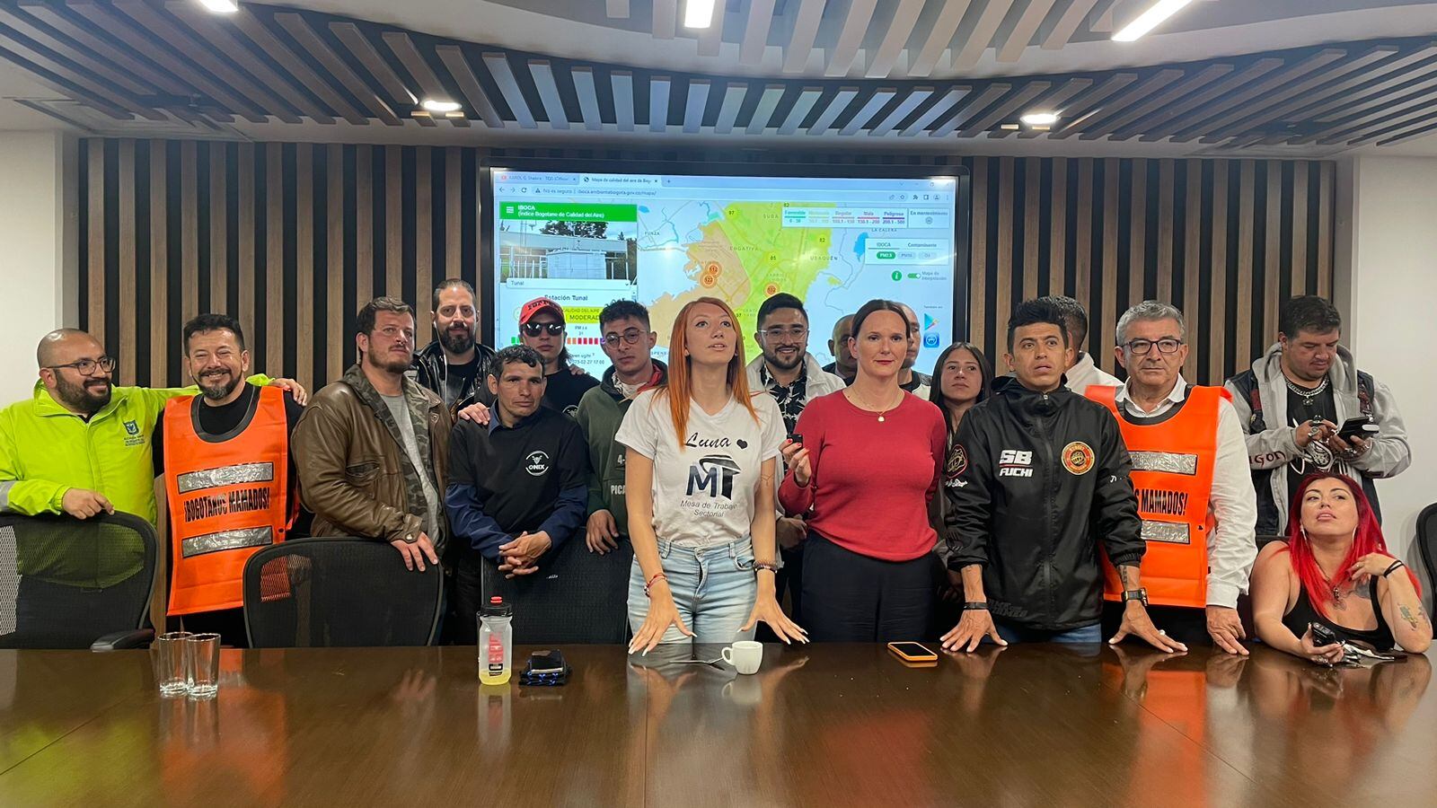 Secretaría de Ambiente y gremio de motocicletas.