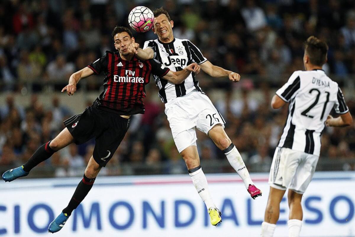 De Sciglio y Lichtsteiner disputando un balón aéreo.