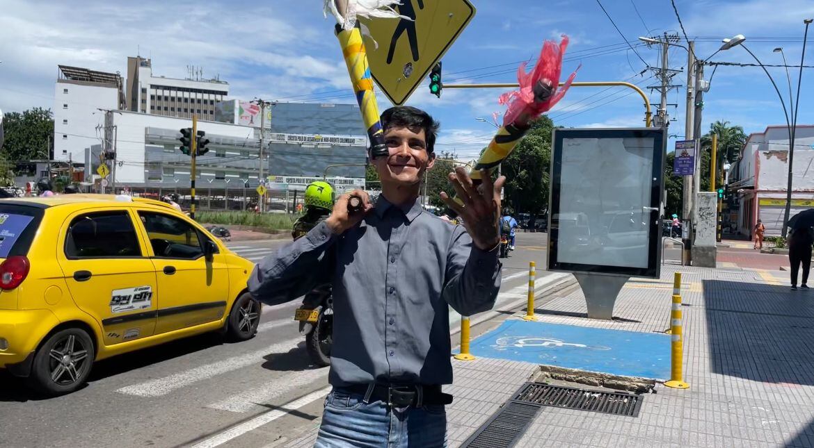 Joven malabarista se gana la vida en los semáforos de Cúcuta