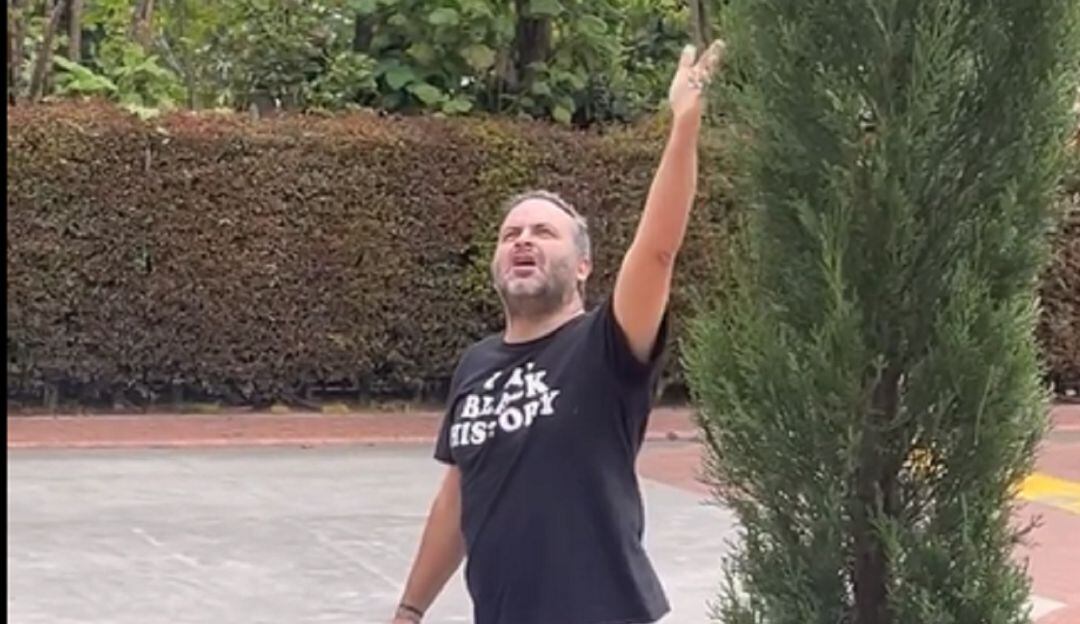 Ciudadano insultando al mandatario