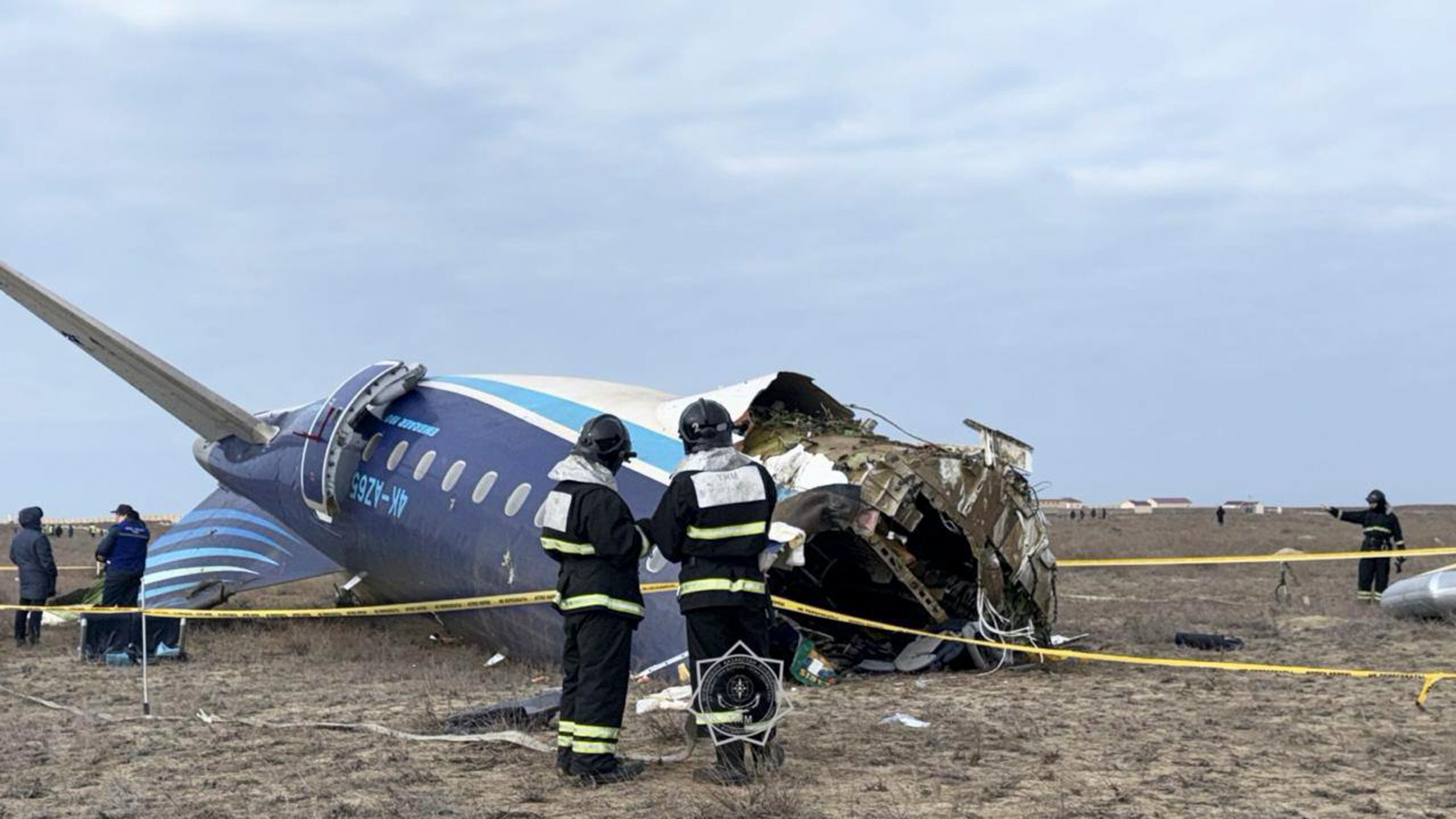 Aktau (Kazakhstan), 25/12/2024.- A handout photo made available by the press service of the Ministry for Emergency Situations of Kazakhstan shows emergency specialists working at the crash site of a passenger plane near Aktau, Kazakhstan, 25 December 2024.