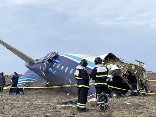 Aktau (Kazakhstan), 25/12/2024.- A handout photo made available by the press service of the Ministry for Emergency Situations of Kazakhstan shows emergency specialists working at the crash site of a passenger plane near Aktau, Kazakhstan, 25 December 2024.