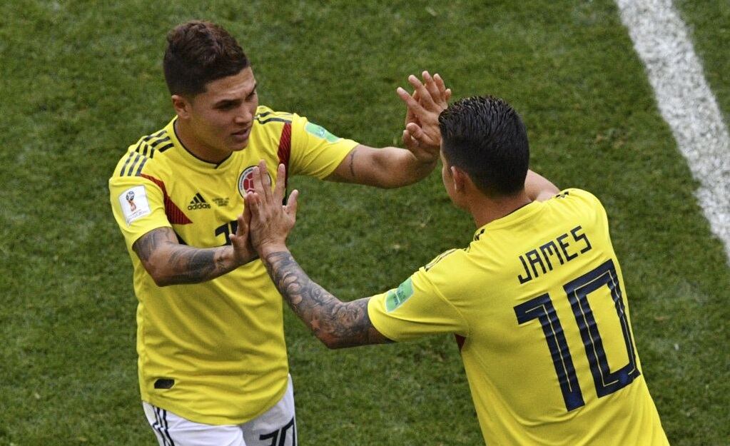 Juan Fernando Quintero y James Rodríguez durante el Mundial de 2018 (Photo credit should read MLADEN ANTONOV/AFP via Getty Images)