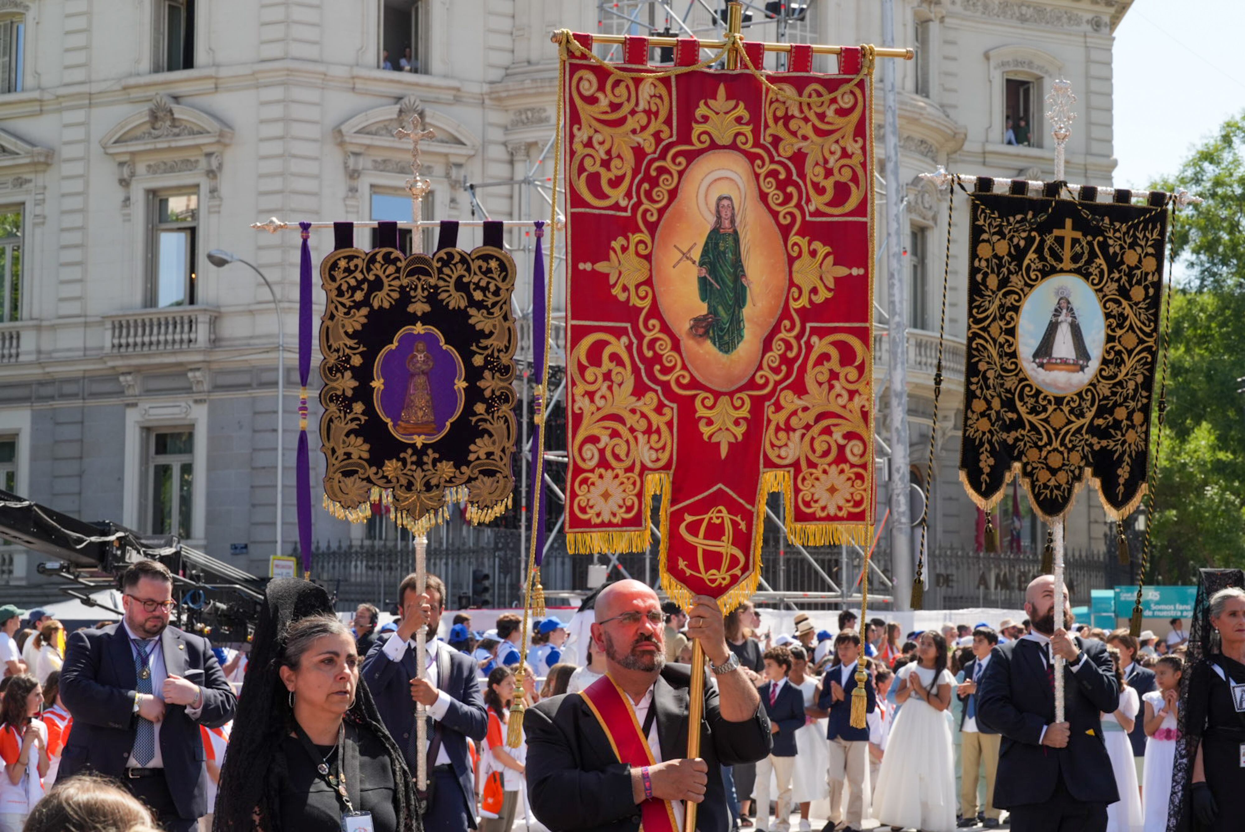 Celebración del rito de la comunión en la multitudinaria misa papal en la Plaza de Cibeles.
(Foto: Luis Boza/NurPhoto via Getty Images)