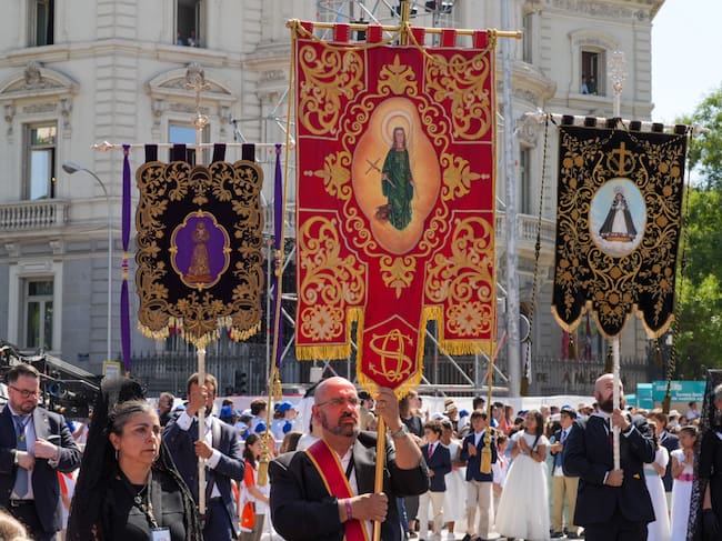 Celebración del rito de la comunión en la multitudinaria misa papal en la Plaza de Cibeles.
(Foto: Luis Boza/NurPhoto via Getty Images)