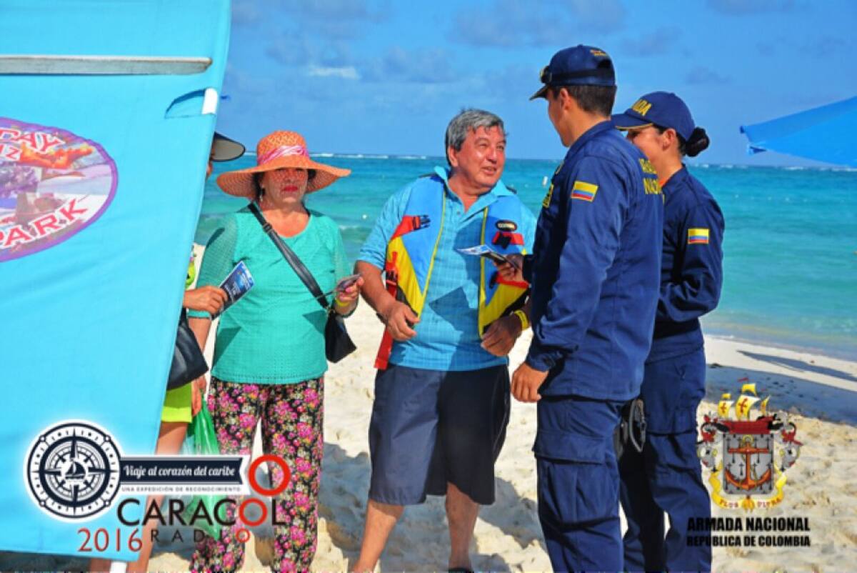 Turistas y raizales son protegidos por los efectivos de la Armada Nacional
