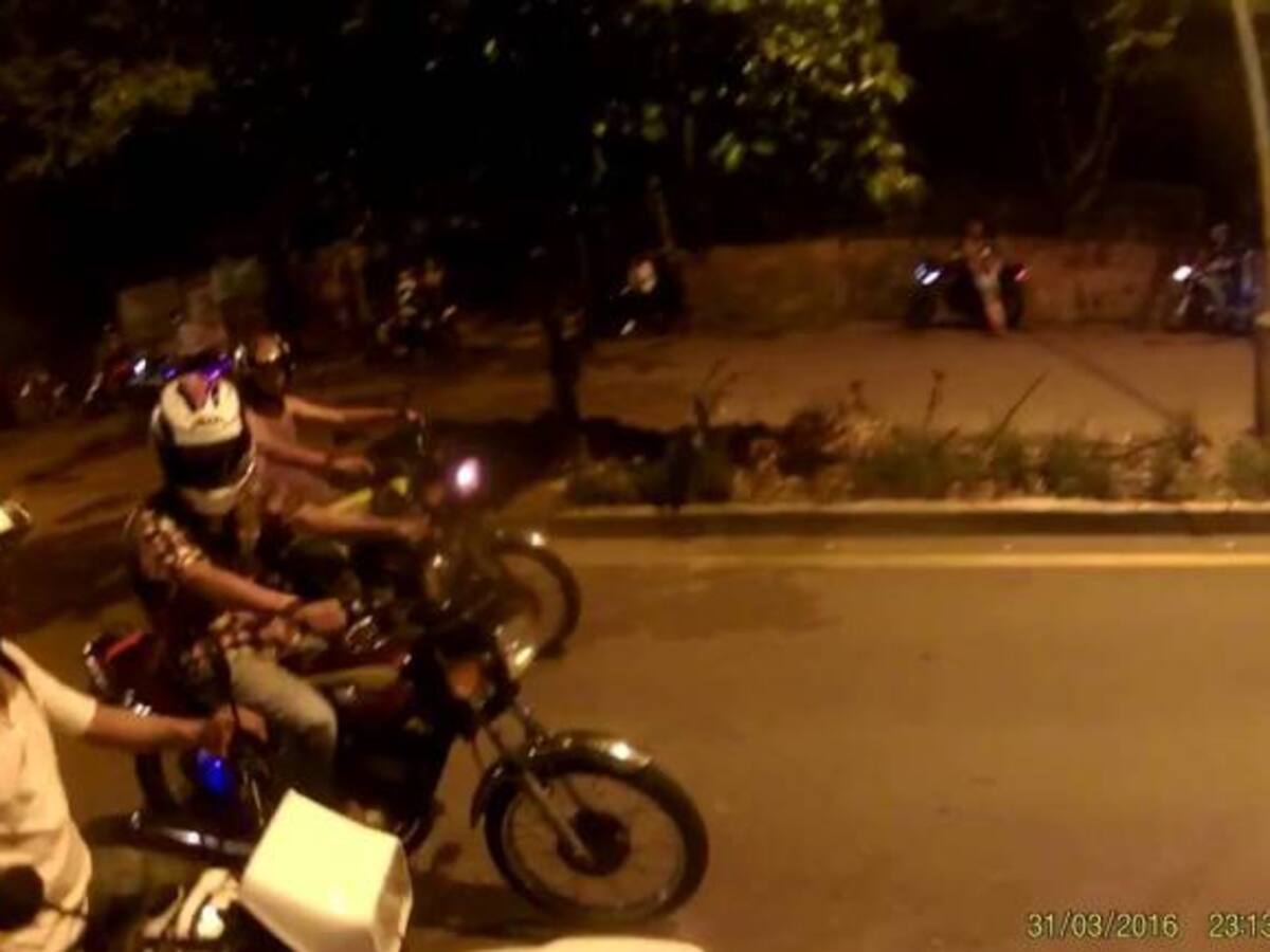 Video: Termina el año con desmanes de motociclistas que hacen piques