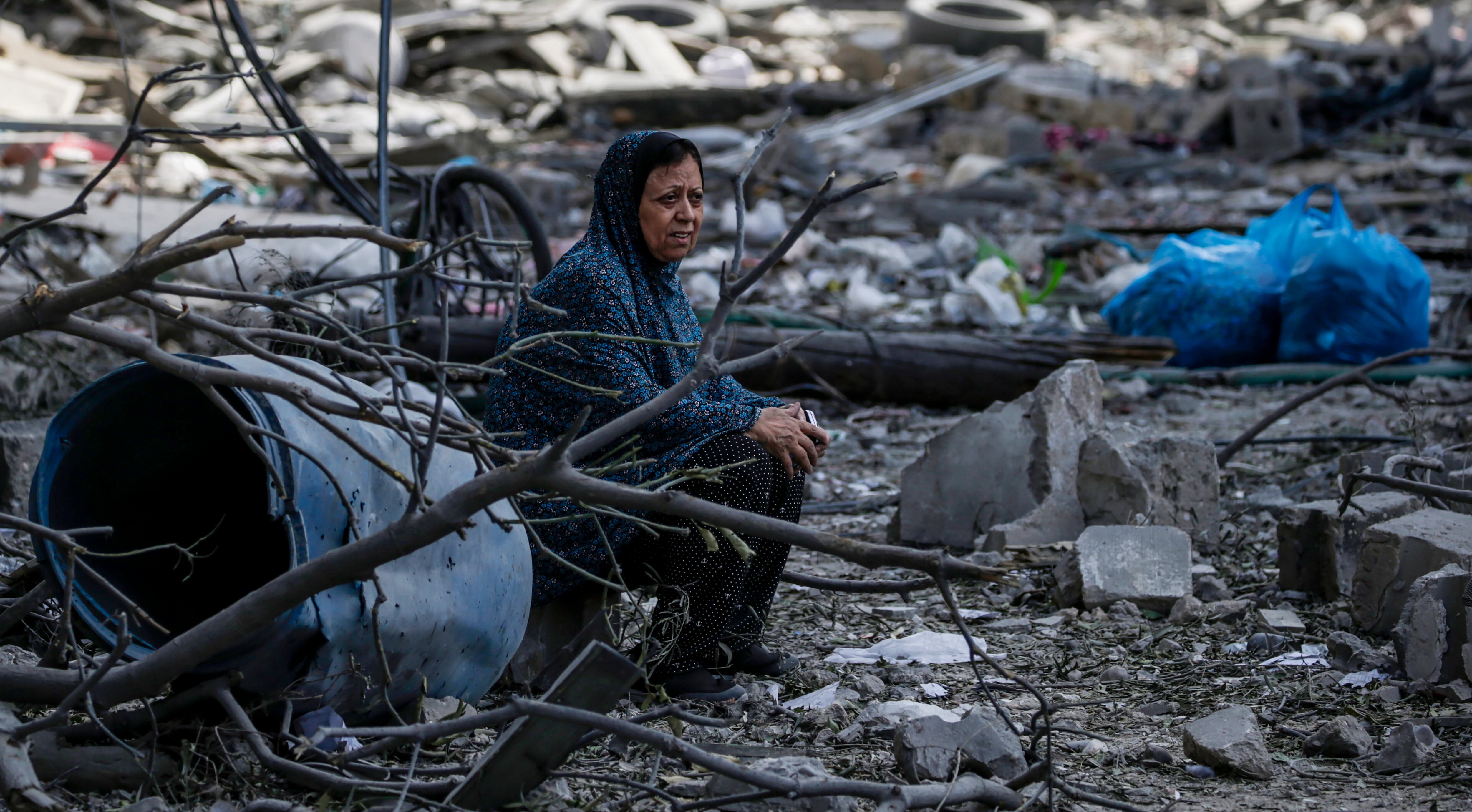 Mujer en Gaza, durante ataques entre Palestina e Israel. Foto: EFE