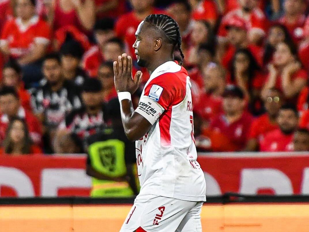 Hugo Rodallega festeja su gol ante el América de Cali / Twitter: @Santafe