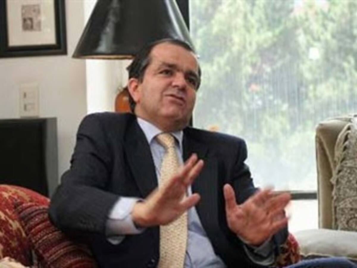 El gobierno respalda recorte de salarios altos para defender el empleo
