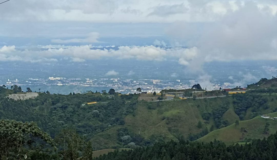 Al fondo la ciudad de Armenia desde la vía la línea