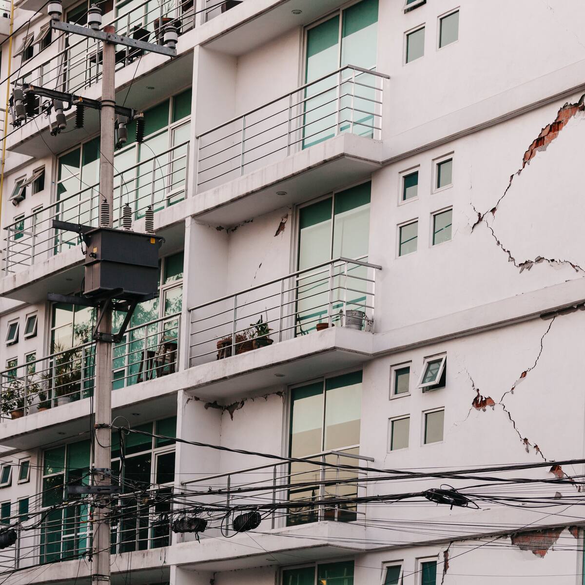 Qué hacer durante un temblor si está en un edificio: le explicamos