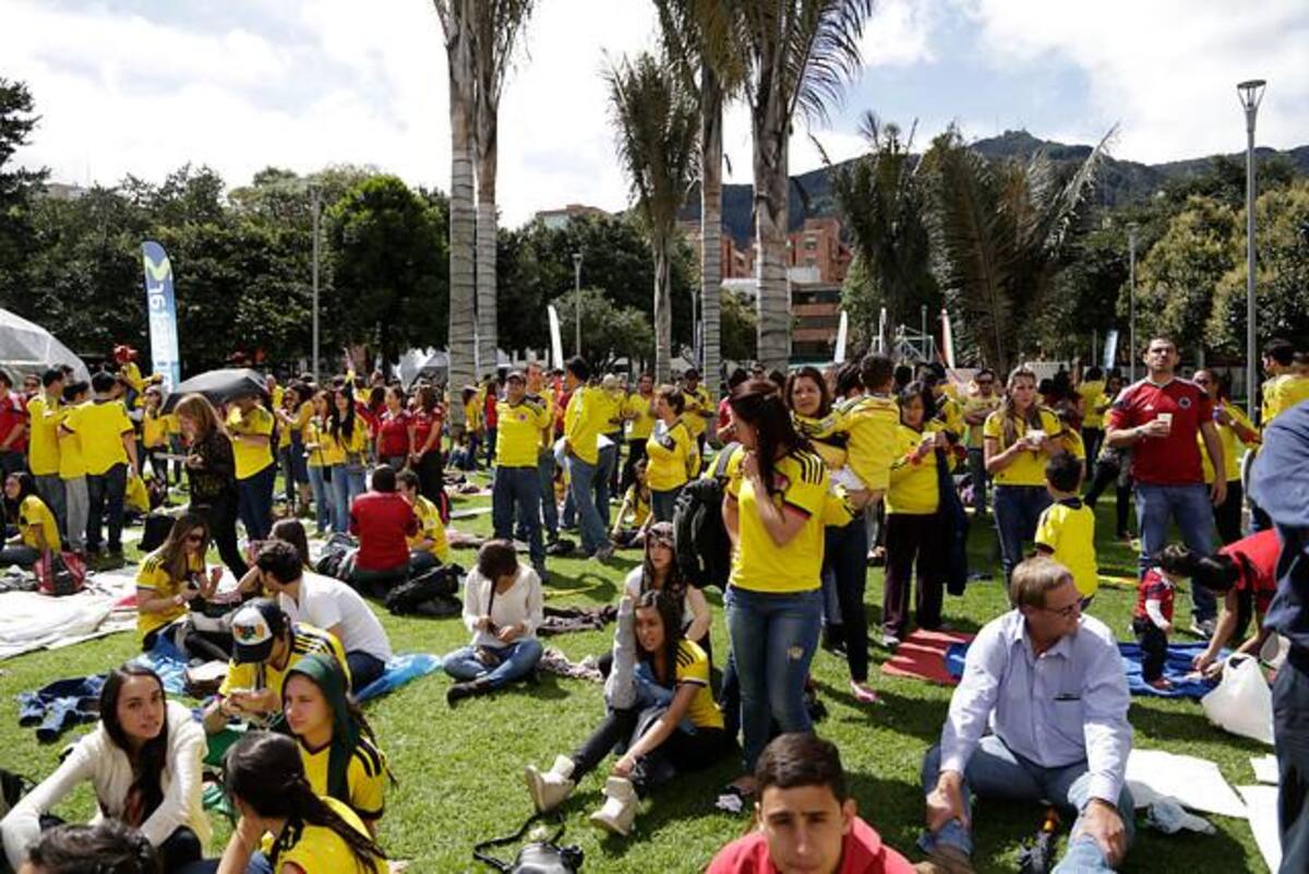 Millones de colombianos se acercan a las pantallas gigantes dispuestas en las principales ciudades del país.