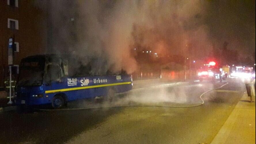 Se incendia bus del Sitp en el norte de Bogotá. Foto: La Wcon Julio Sánchez Cristo