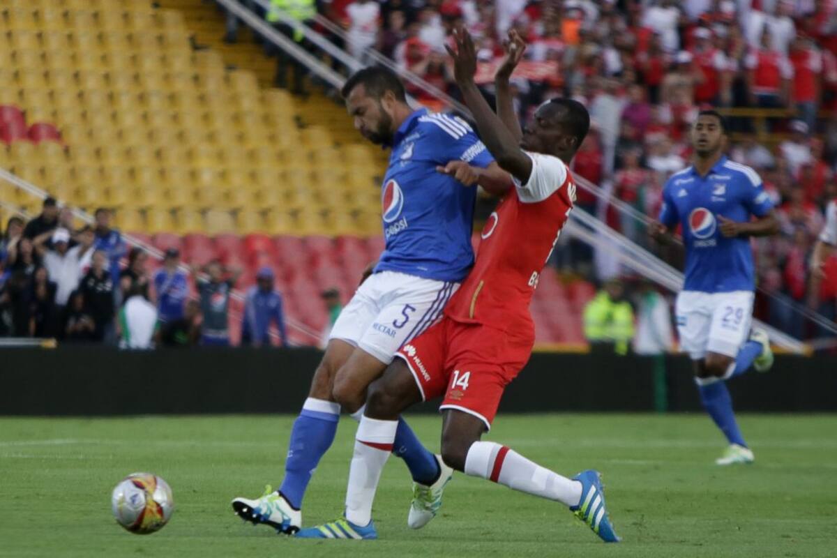 Cadavid y Perlaza disputando el balón durante el clásico