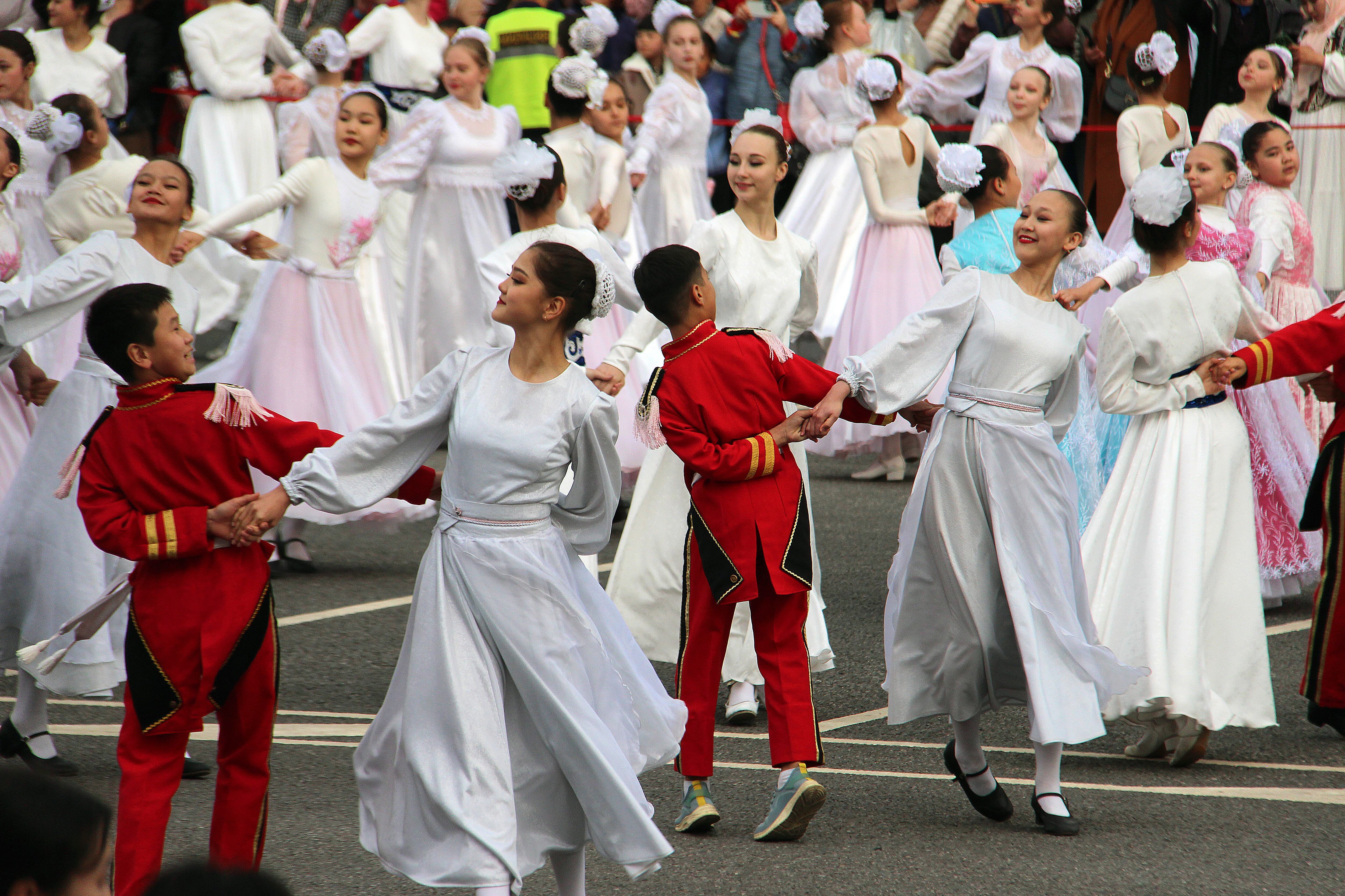 Niños durante una celebración en Kirguistán. 
(foto:  Nazir Aliyev Tayfur/Anadolu via Getty Images)