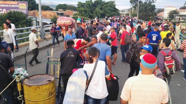Venezolanos ingresando a Colombia